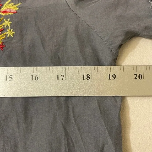 Embroidered Blouse Womens Medium Gray V Neck Top Short Sleeve Crochet Bohemian - Picture 6 of 8